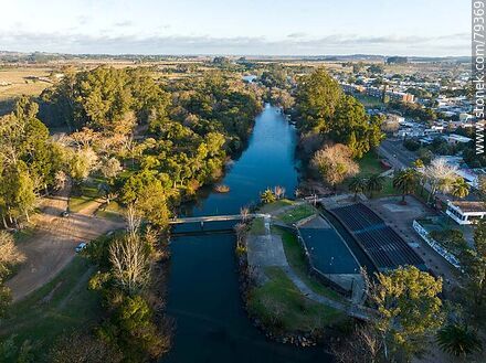 Vista aérea del arroyo San Carlos y el teatro de verano Cayetano Silva - Departamento de Maldonado - URUGUAY. Foto No. 79369