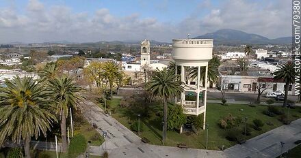 Vista aérea de la plaza 19 de Abril, su tanque de agua y la parroquia Nuestra Señora de los Dolores - Departamento de Maldonado - URUGUAY. Foto No. 79380