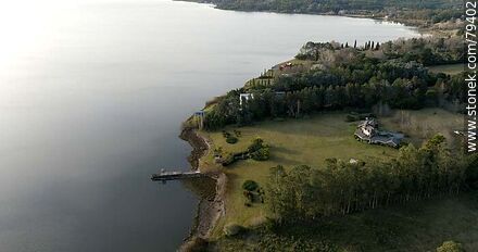 Foto aérea de residencias sobre la Laguna del Sauce - Departamento de Maldonado - URUGUAY. Foto No. 79402