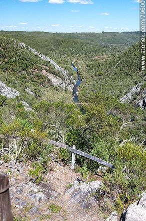 El arroyo Yerbal Chico. Baranda de ayuda para los escaladores - Departamento de Treinta y Tres - URUGUAY. Foto No. 79600