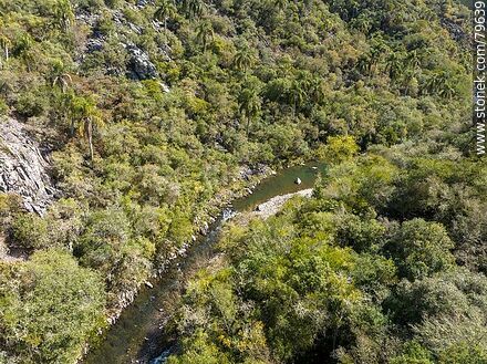 Vista aérea del arroyo Yerbal Chico entre las rocas de la quebrada - Departamento de Treinta y Tres - URUGUAY. Foto No. 79639