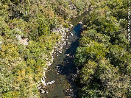 Vista aérea del arroyo Yerbal Chico entre las rocas de la quebrada - Departamento de Treinta y Tres - URUGUAY. Foto No. 79632