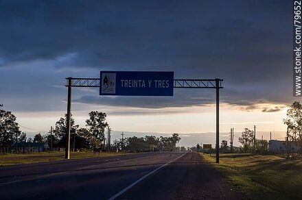 Entrance sign to the city of Treinta y Tres through route 17. - Department of Treinta y Tres - URUGUAY. Photo #79652