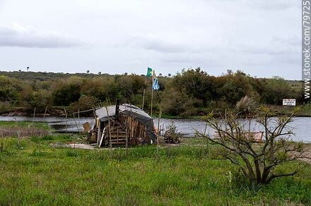 Rancho a orillas del arroyo San Miguel - Departamento de Rocha - URUGUAY. Foto No. 79725