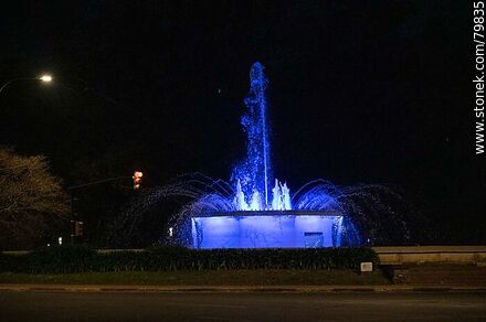 Batlle Park fountain illuminated at night - Department of Montevideo - URUGUAY. Photo #79835
