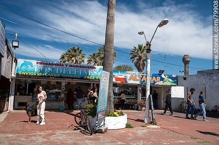 Fishmongers of Puerto del Buceo - Department of Montevideo - URUGUAY. Photo #79908