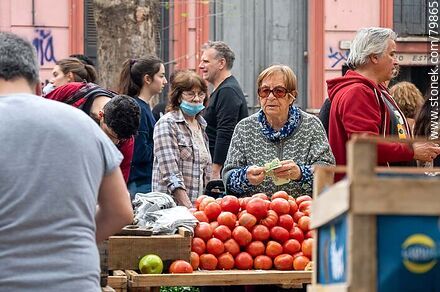 Pagando la compra de verduras - Departamento de Montevideo - URUGUAY. Foto No. 79865