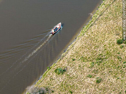 Vista aérea del arroyo Valizas con una lancha navegando - Departamento de Rocha - URUGUAY. Foto No. 79957