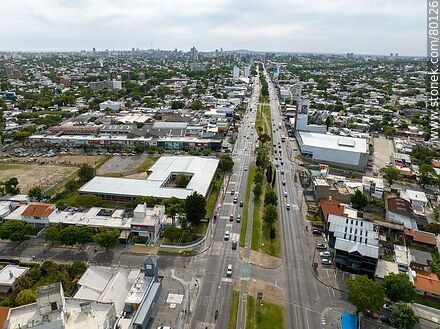 Vista aérea de Avenida Italia al oeste. Liceo No. 10 - Departamento de Montevideo - URUGUAY. Foto No. 80126