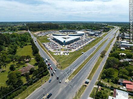 Vista aérea de la intersección de la Ruta Interbalnearia y el Camino de los Horneros. Car One - Departamento de Maldonado - URUGUAY. Foto No. 80134