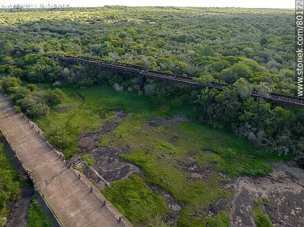 Vista aérea del puente ferroviario y camino vecinal sobre el arroyo Cuaró Grande - Departamento de Artigas - URUGUAY. Foto No. 80172