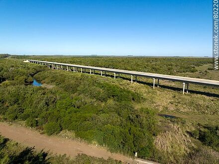Vista aérea del puente en Ruta 30 sobre el arroyo Cuaró Grande - Departamento de Artigas - URUGUAY. Foto No. 80220