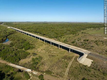 Vista aérea del puente en Ruta 30 sobre el arroyo Cuaró Grande - Departamento de Artigas - URUGUAY. Foto No. 80221