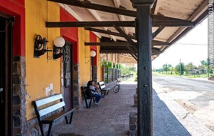 Centro MEC en la ex estación de trenes de Baltasar Brum. Andén de la estación - Departamento de Artigas - URUGUAY. Foto No. 80198