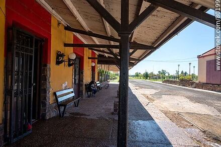 Centro MEC en la ex estación de trenes de Baltasar Brum. Andén de la estación - Departamento de Artigas - URUGUAY. Foto No. 80199