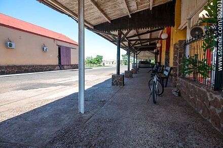 Centro MEC en la ex estación de trenes de Baltasar Brum. Andén de la estación - Departamento de Artigas - URUGUAY. Foto No. 80201