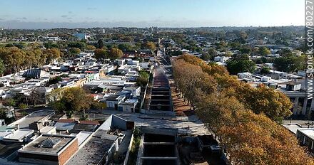 Vista aérea de cruces elevados de calles sobre las vías de ferrocarril - Departamento de Montevideo - URUGUAY. Foto No. 80227