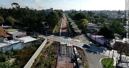 Vista aérea deun paso a nivel sobre las vías del Ferrocarril Central - Departamento de Montevideo - URUGUAY. Foto No. 80239