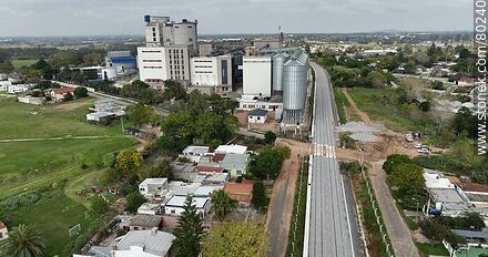 Vista aérea de las nuevas líneas férreas del Ferrocarril Caentral en La Paz - Departamento de Montevideo - URUGUAY. Foto No. 80240
