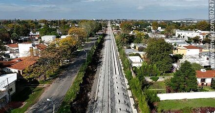 Vista aérea de la instalación de nuevas vías férreas entre Las Piedras y Montevideo - Departamento de Montevideo - URUGUAY. Foto No. 80247
