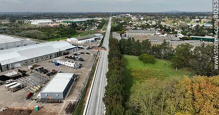 Vista aérea al sur de las nuevas vías del Ferrocarril Central. Mayo 2023 - Departamento de Montevideo - URUGUAY. Foto No. 80253