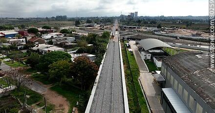 Vista aérea de un tramo recto de la obra del Ferrocarril Central. Mayo 2023 - Departamento de Montevideo - URUGUAY. Foto No. 80259