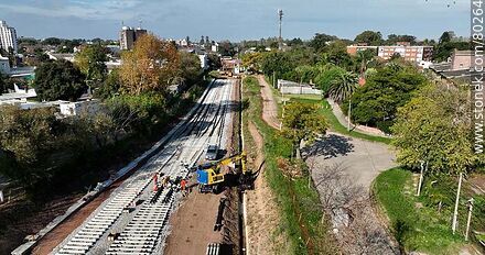 Vista aérea de instalación de vías férreas del Ferrocarril Central - Departamento de Montevideo - URUGUAY. Foto No. 80264
