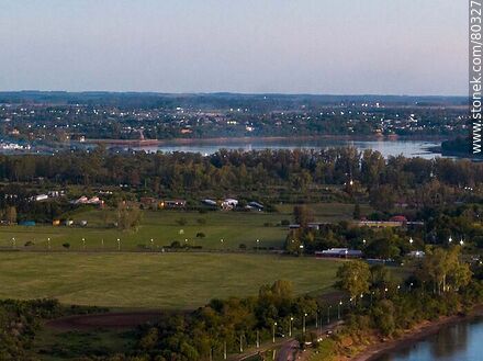 Vista aérea del norte de la ciudad de Salto sobre el Río Uruguay - Departamento de Salto - URUGUAY. Foto No. 80327