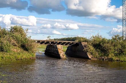 Puente ferroviario sobre un arroyo - Departamento de Artigas - URUGUAY. Foto No. 80371