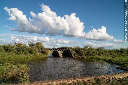 Puente ferroviario sobre un arroyo - Departamento de Artigas - URUGUAY. Foto No. 80370