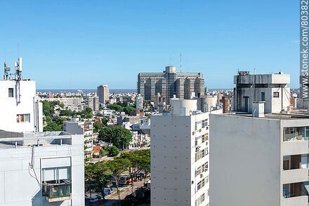 Edificios de la Av. 8 de Octubre y el Hospital de Clínicas - Departamento de Montevideo - URUGUAY. Foto No. 80382