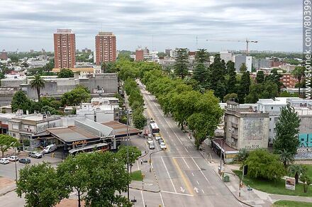Vista aérea de la Av. 8 de Octubre y D. A. Larrañaga - Departamento de Montevideo - URUGUAY. Foto No. 80399