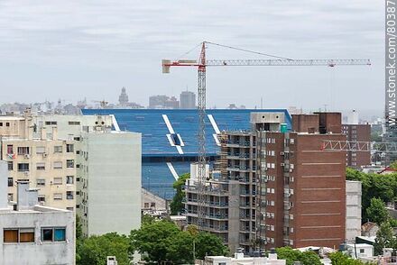 Tribuna del Gran Parque Central vista entre edificios - Departamento de Montevideo - URUGUAY. Foto No. 80387