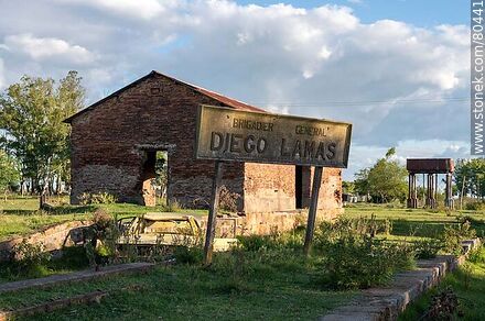Estación de ferrocarril de Diego Lamas. Cartel de la estación - Departamento de Artigas - URUGUAY. Foto No. 80441