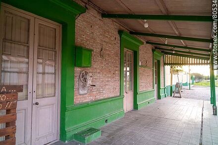 Estación de ferrocarril. Andén - Departamento de Soriano - URUGUAY. Foto No. 80534