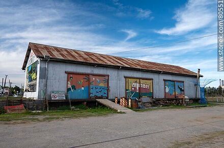 Estación de ferrocarril de Palmitas. Antiguo galpón de AFE con muralse en paredes y puertas - Departamento de Soriano - URUGUAY. Foto No. 80551