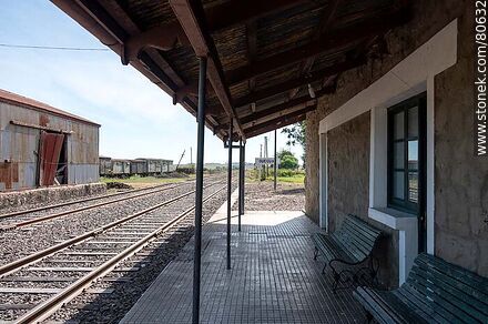 Estación de trenes Queguay. Andén de la estación - Departamento de Paysandú - URUGUAY. Foto No. 80632
