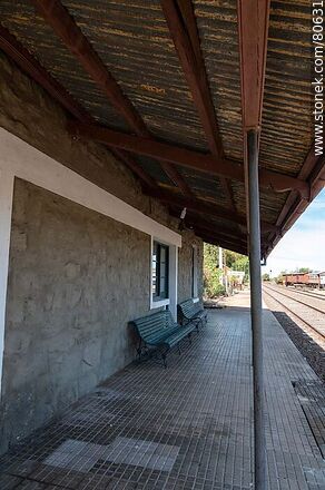 Estación de trenes Queguay. Andén de la estación - Departamento de Paysandú - URUGUAY. Foto No. 80631