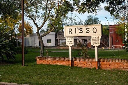 Estación de trenes de Risso devenida en biblioteca. Cartel de la estación - Departamento de Soriano - URUGUAY. Foto No. 80668