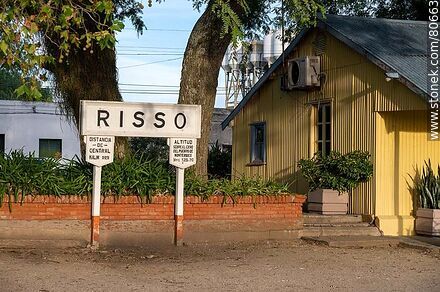 Estación de trenes de Risso devenida en biblioteca. Cartel de la estación - Departamento de Soriano - URUGUAY. Foto No. 80663
