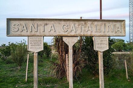 Antigua estación de ferrocarril Santa Catalina. Cartel de la estación - Departamento de Soriano - URUGUAY. Foto No. 80651