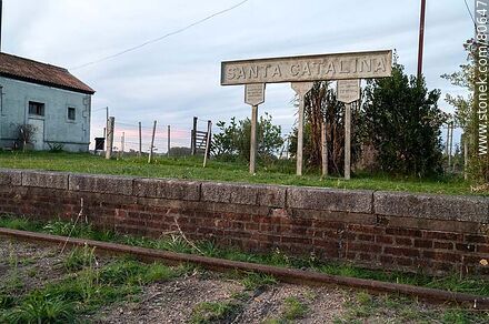 Antigua estación de ferrocarril Santa Catalina. Andén y cartel de la estación - Departamento de Soriano - URUGUAY. Foto No. 80647