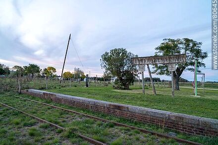 Antigua estación de ferrocarril Santa Catalina. Andén y cartel de la estación - Departamento de Soriano - URUGUAY. Foto No. 80645