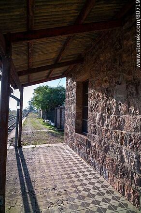 Estación de ferrocarril Tres Árboles. Andén de la estación. Paredes de piedra - Departamento de Paysandú - URUGUAY. Foto No. 80719