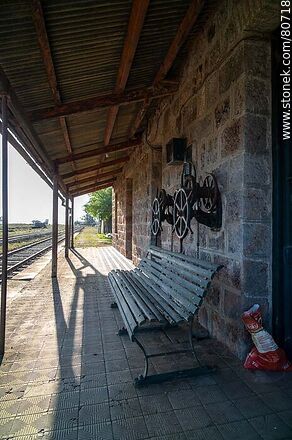 Estación de ferrocarril Tres Árboles. Andén de la estación. Paredes de piedra - Departamento de Paysandú - URUGUAY. Foto No. 80718