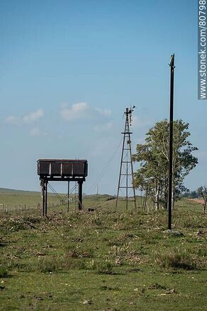 Old Totoral station, water tank and windmill - Department of Paysandú - URUGUAY. Photo #80798