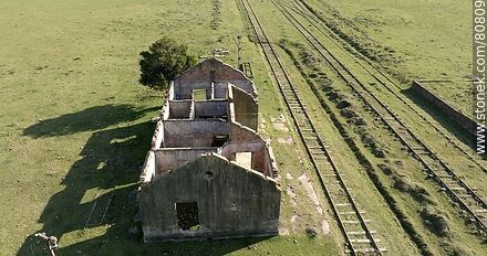 Vista aérea de los restos de lo que fue la estación Totoral de Paysandú - Departamento de Paysandú - URUGUAY. Foto No. 80809