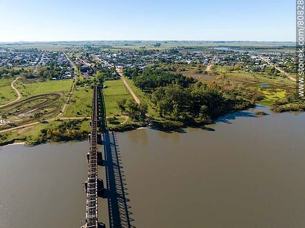 Vista aérea de la estación de trenes y el puente sobre el Río Negro - Departamento de Tacuarembó - URUGUAY. Foto No. 80828