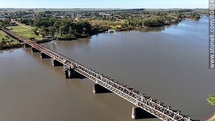 Vista aérea del puente ferroviario sobre el Río Negro - Departamento de Tacuarembó - URUGUAY. Foto No. 80824