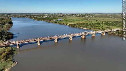 Vista aérea del puente ferroviario sobre el Río Negro - Departamento de Tacuarembó - URUGUAY. Foto No. 80823